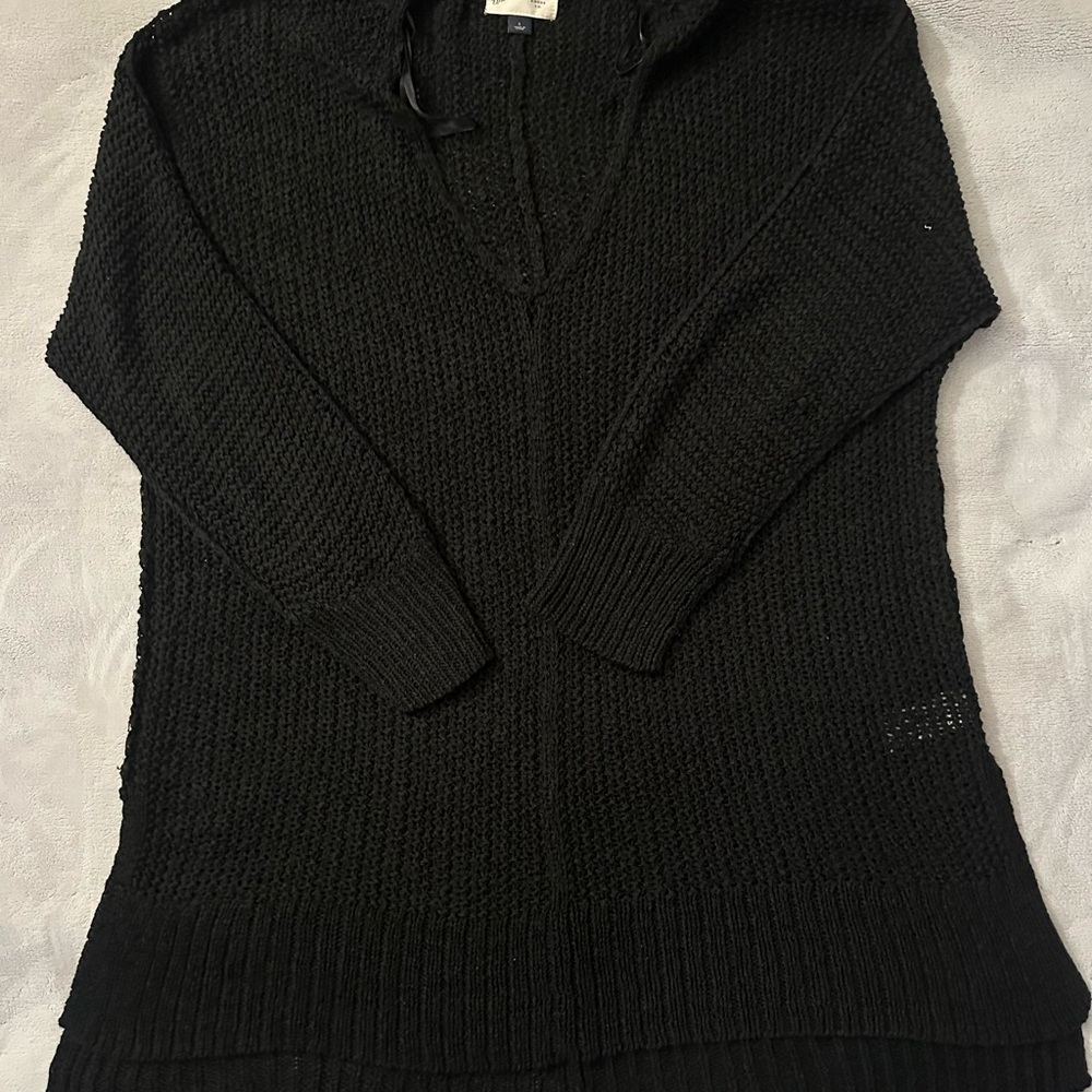 Universal Thread Women's Black V-Neck Sweater